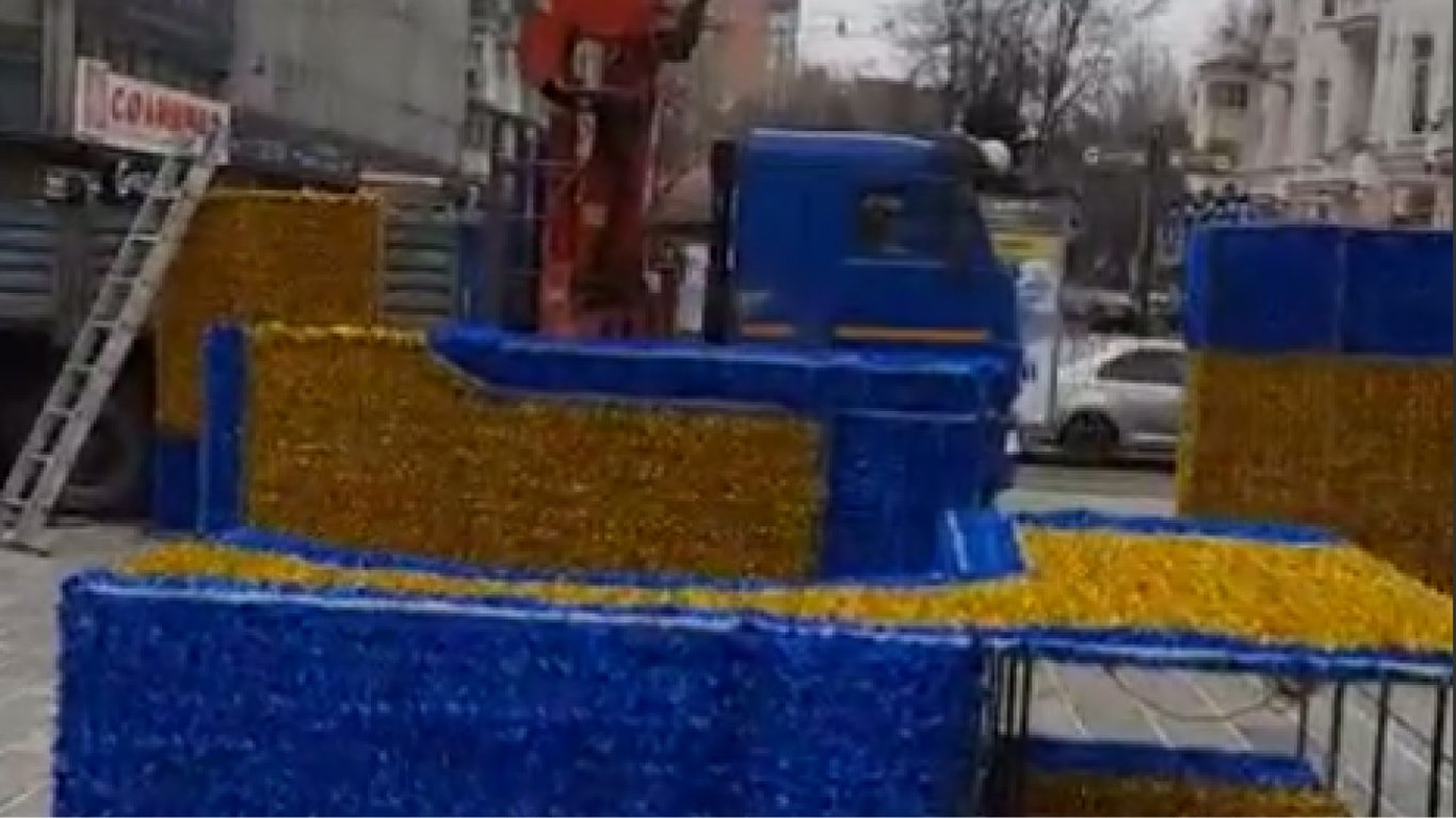 Жительницу Ростова-на-Дону возмутила желто-синяя новогодняя инсталляция