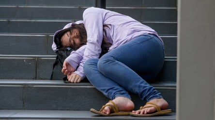 Спить із голими сідницями біля лавки: у Харкові помітили п’яну жінку з дитячим візком. Фото - 285x160