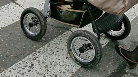 В Харькове женщина с детской коляской шла по встречной полосе на дороге. Видео - 285x160