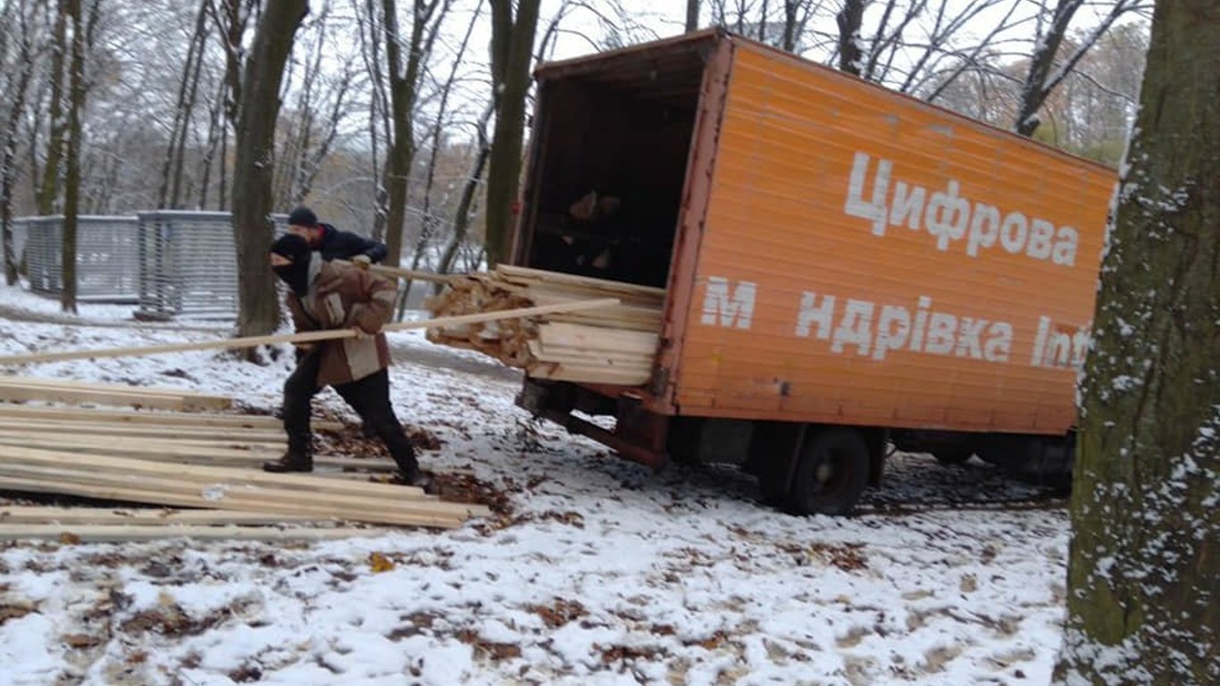 Постройка аттракциона в парке - Жители Голосеевского района собираются на протест