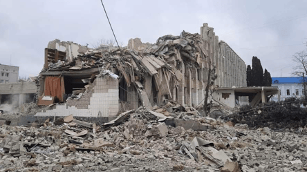 В Житомире бомбовый удар агрессора разрушил две больницы, жилой дом и котельную - 285x160