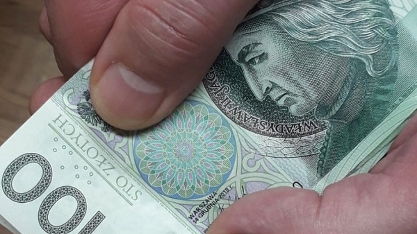 В Польше украинец отнес в полицию деньги найденные у банкомата