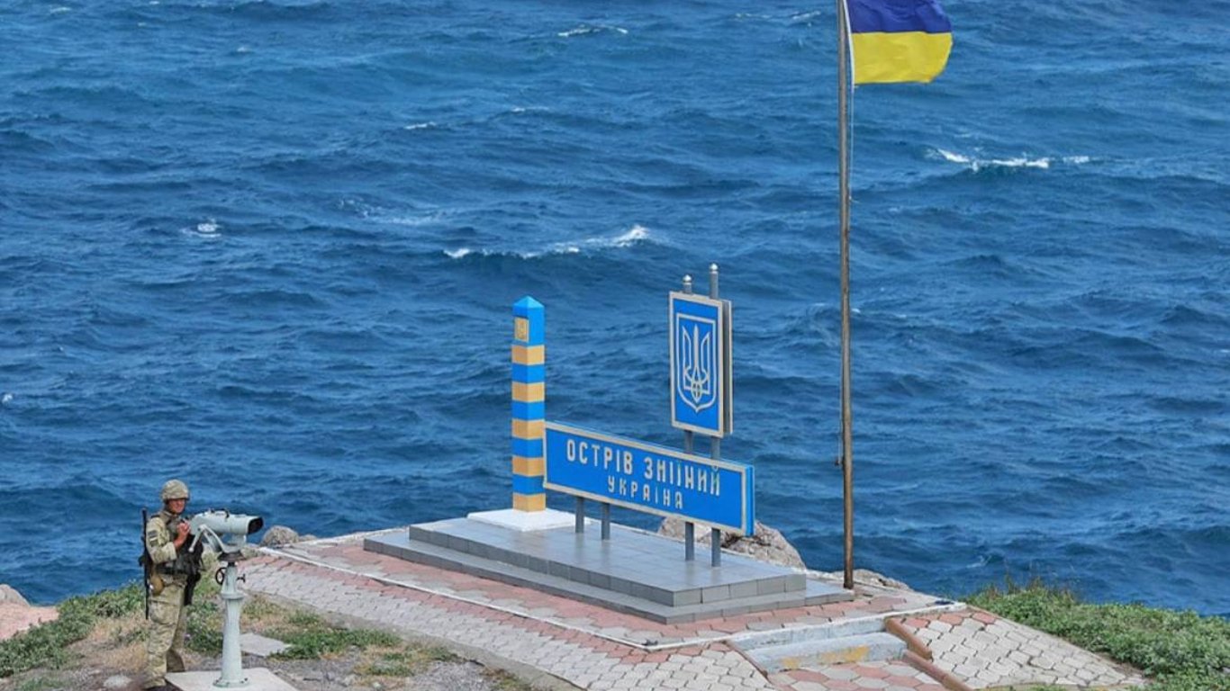 На острове Змеиный установлен украинский флаг