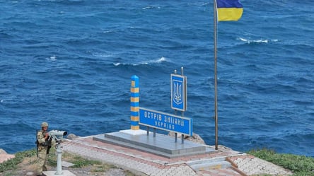 На острове Змеиный установлен украинский флаг: хронология событий (обновлено) - 285x160