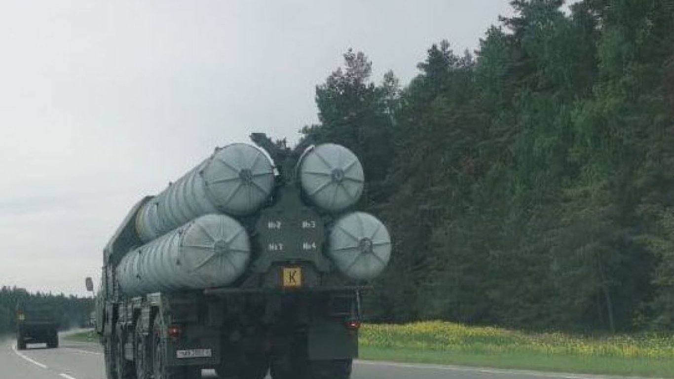 ЗРК С-300 - из Беларуси в сторону Украины едет колонна с военной техникой