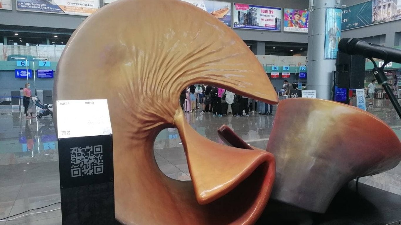в Одессе в холле аэропорта открыли уникальную скульптуру “Звуки Города”
