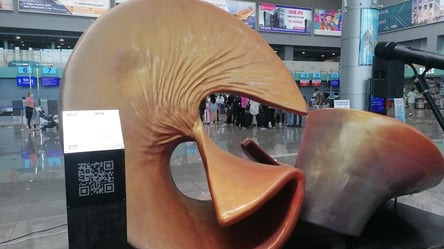 Спогади та відчуття відомих жителів: в Одесі у холі аеропорту відкрили унікальну скульптуру "Звуки Міста". Відео - 285x160