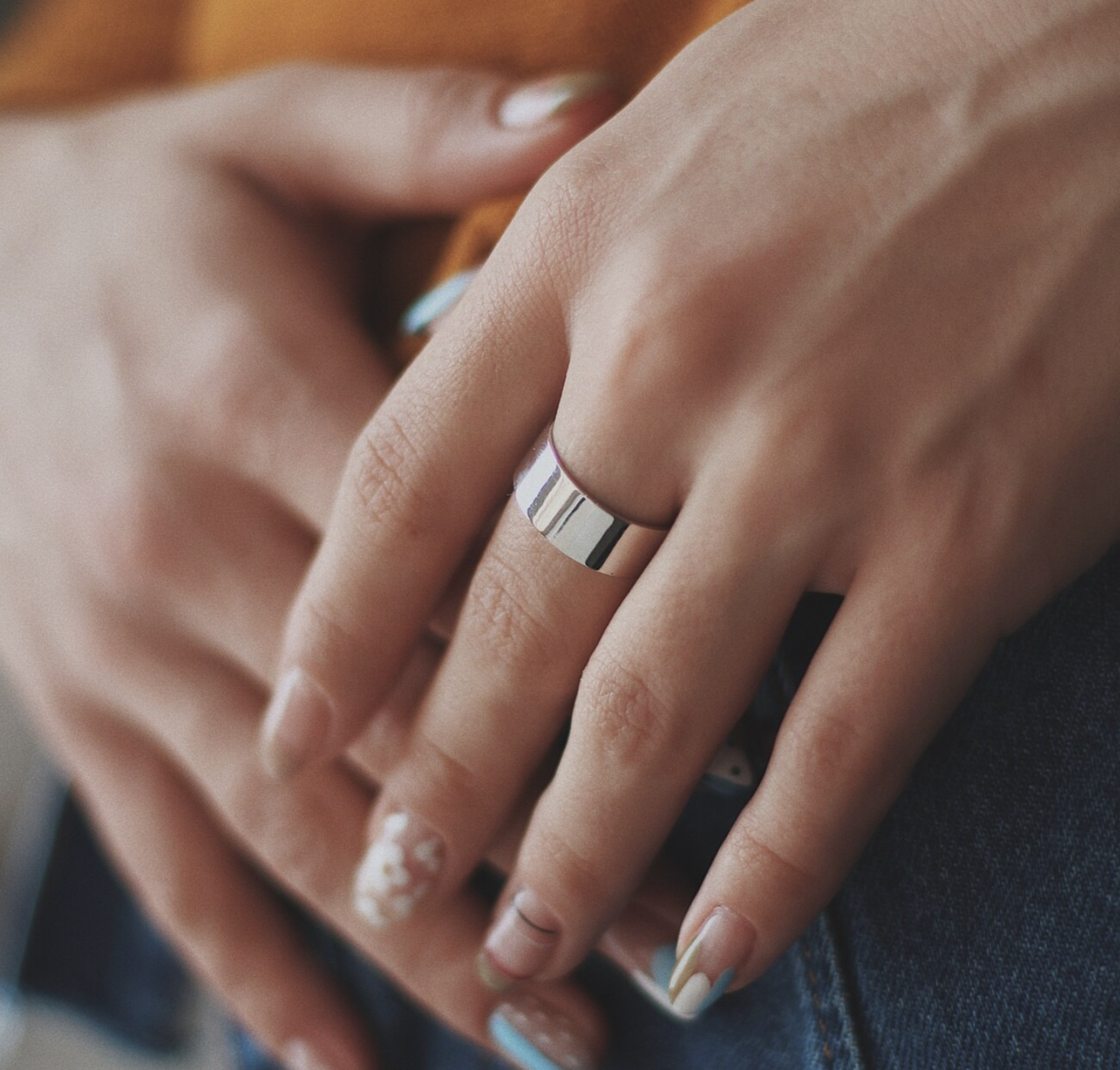 На середньому пальці кільце носять не просто так