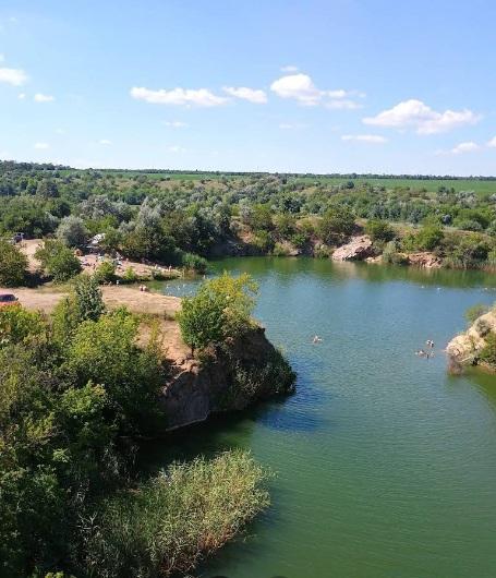 Цілюще озеро із "піраньями" за пів години їзди від Олександрії - фото 1