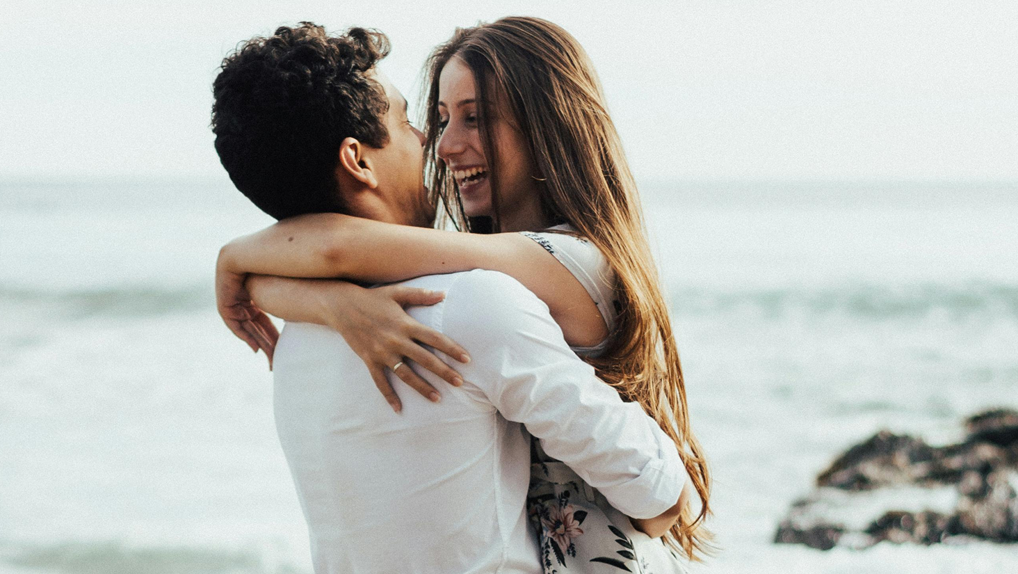 Хлопець та дівчина обіймаються