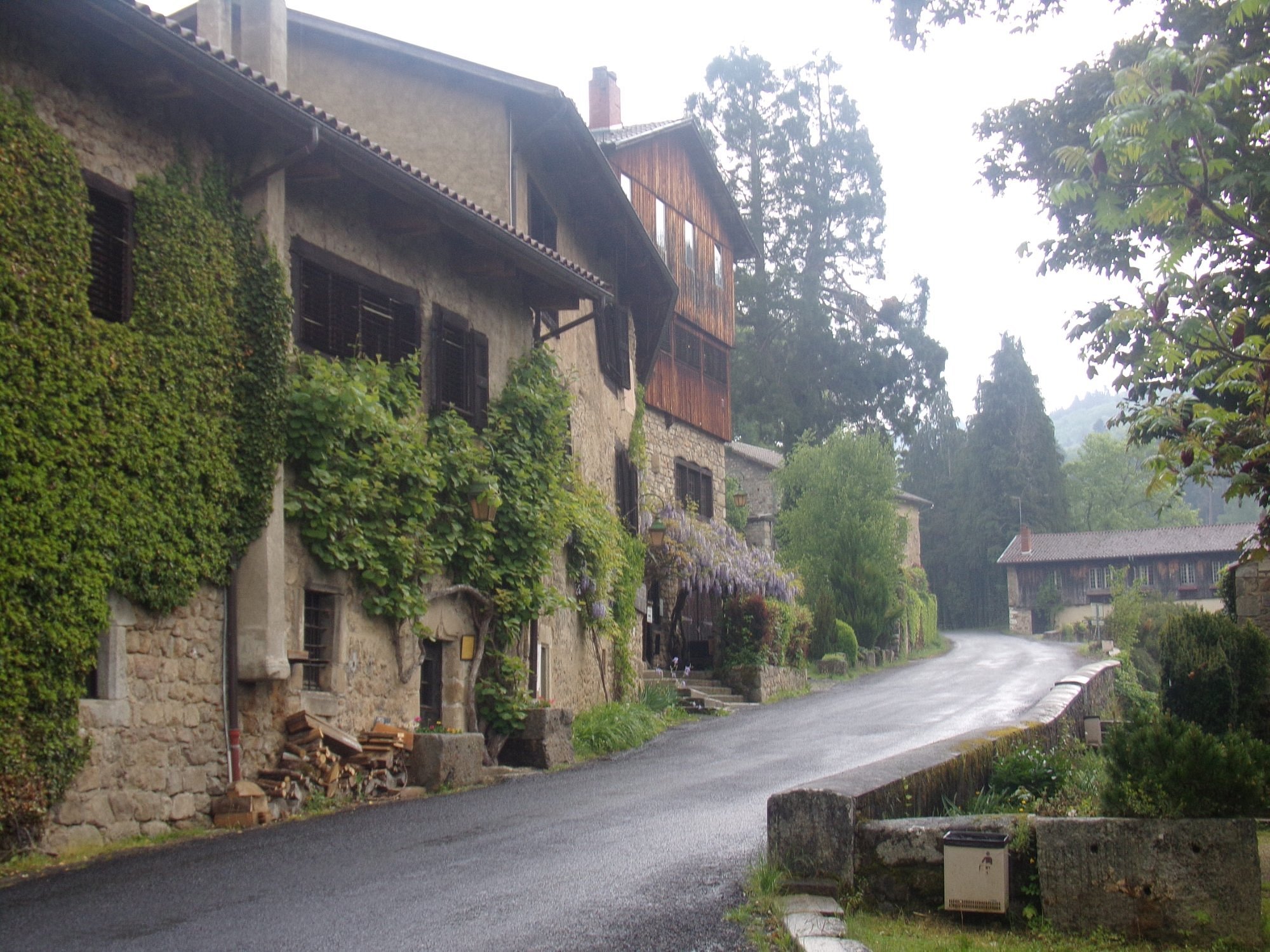 В одному з міст Франції можна придбати будинок всього за 1 євро - фото 1