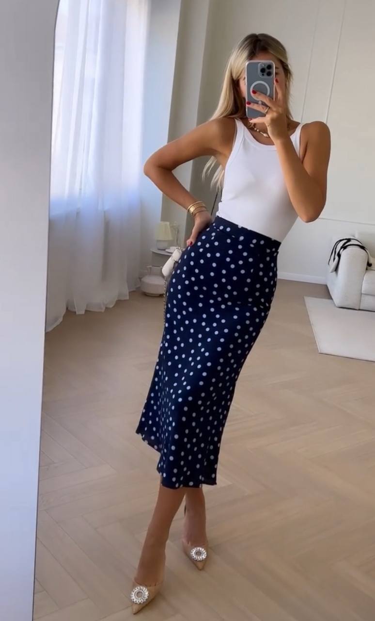 A polka dot skirt is the ideal choice for summer and autumn.