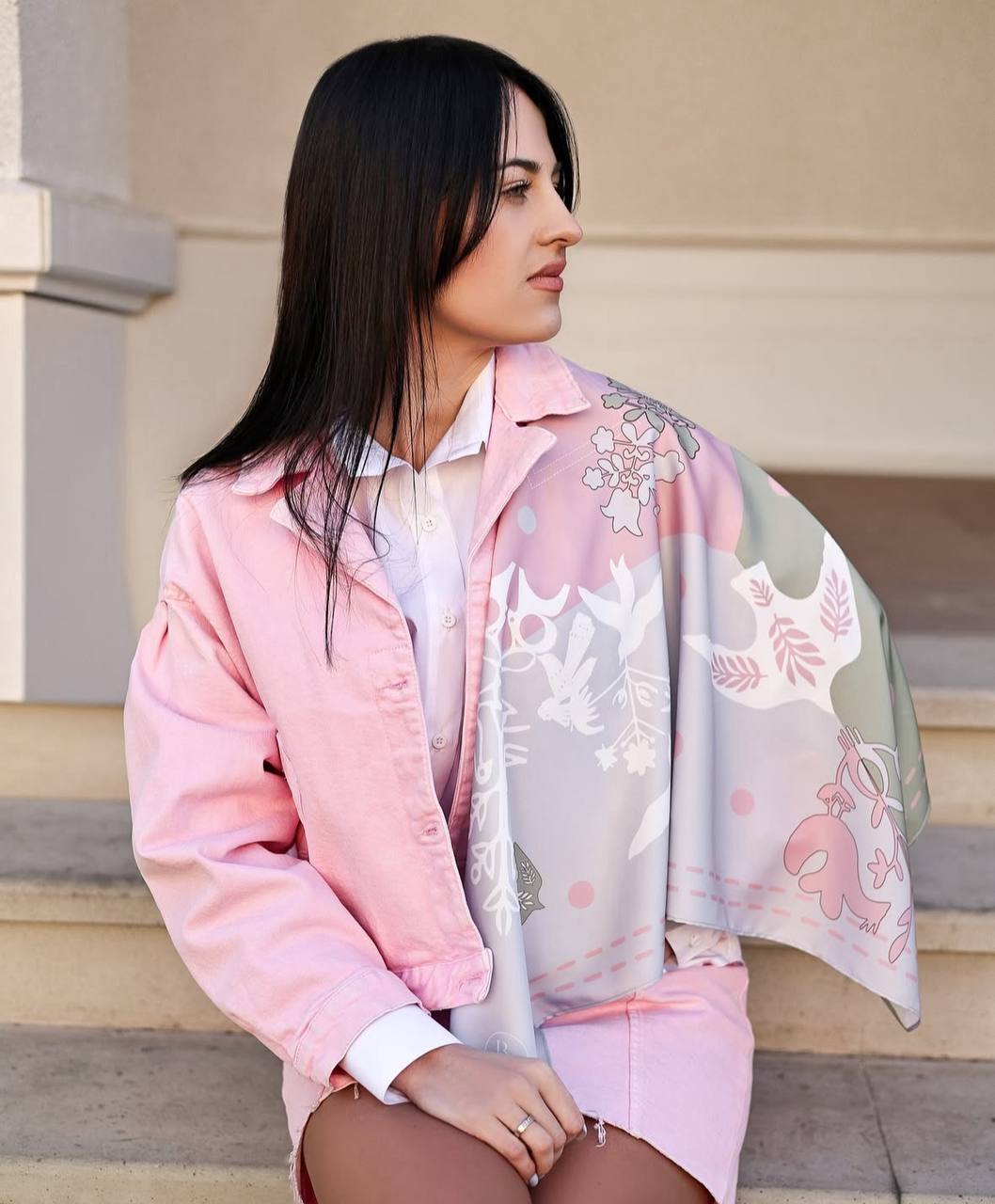 Floral scarves in vintage style conquer the trends